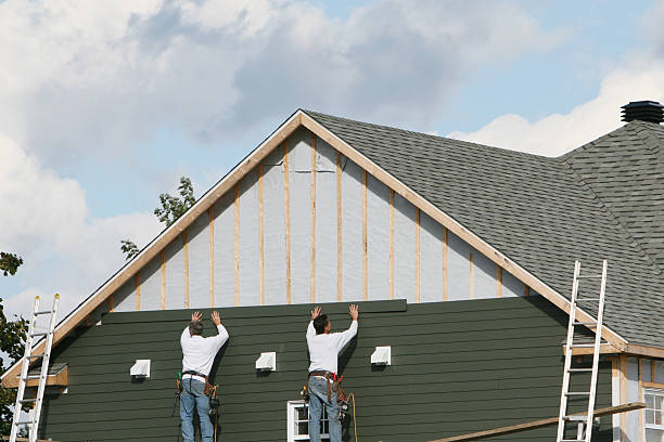 Professional Vinyl Siding technician working in Brookfield, IL